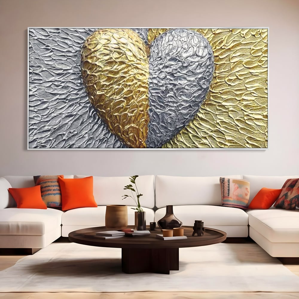 Tablou canvas cu tablou abstract cu inima aurie si argintie, in rama de aluminiu argintiu, pe perete intr-un living